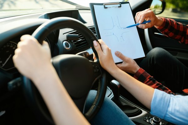 Auto-école en ligne : obtention de permis à moindre coût